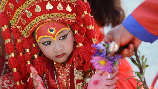 Kumari ở Nepal được coi là hiện thân của vị thần chống lại những kẻ độc ác và đem lại sự may mắn và thịnh vượng cho mọi người. “Thánh sống” tới từ Kathmandu (tức Royal Kumari) được coi là người có quyền lực tối cao nhất với khả năng đem lại thịnh vượng cho Nepal.