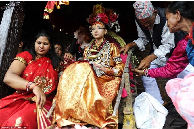 Phản ứng trước món quà mà các tín đồ tặng cho thánh sống được mọi người theo dõi một cách chặt chẽ. Nếu thánh sống khóc hay cười to, điều đó báo hiệu về một căn bệnh nghiêm trọng hay cái chết.