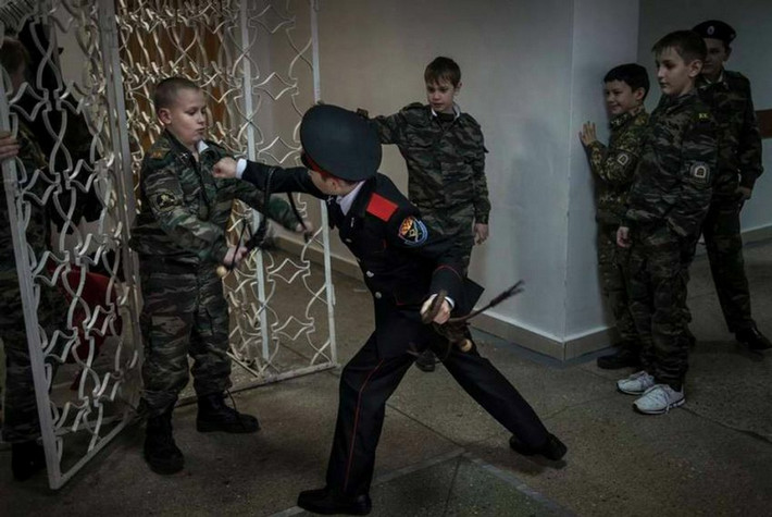Sau các giờ học với giáo viên, các "chiến sĩ nhỏ tuổi" lại cùng nhau tập luyện các bài tập đã học trên lớp.