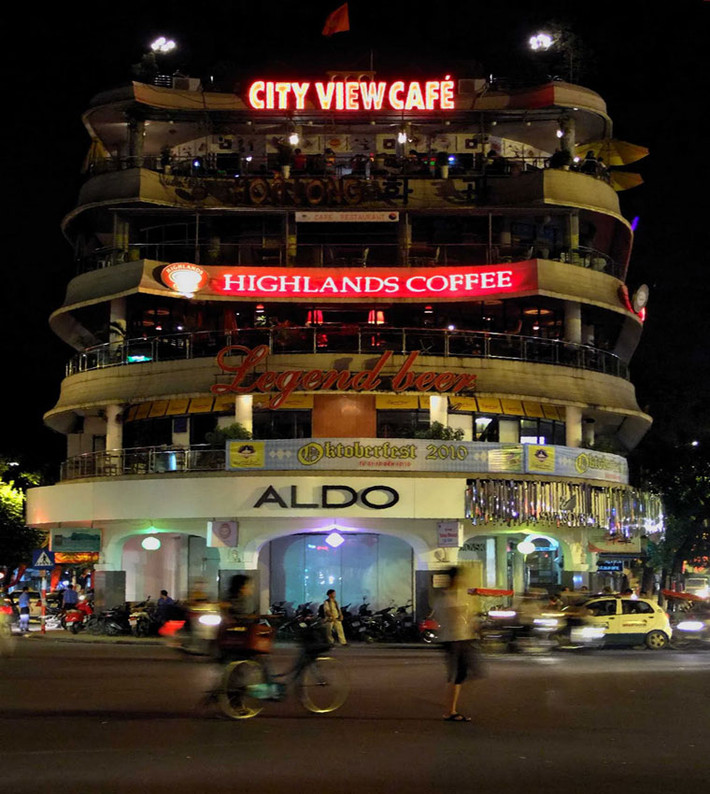 Giá tại Highland coffee ven hồ Gươm giá 450.000đ/người, gồm chỗ ngồi và một đồ uống tự chọn.