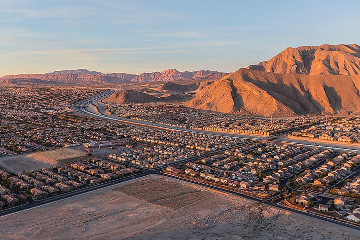 Đứng đầu danh sách là Las Vegas, thành phố sa mạc được mệnh danh "viên ngọc vàng" của Nevada (Mỹ). Thường được gọi là Vegas, nơi đây tập trung dân cư đông nhất tiểu bang. Thành phố thu hút du khách với các khu nghỉ mát, mua sắm, ăn uống cao cấp, những nơi giải trí và nhịp sống sầm uất về đêm.