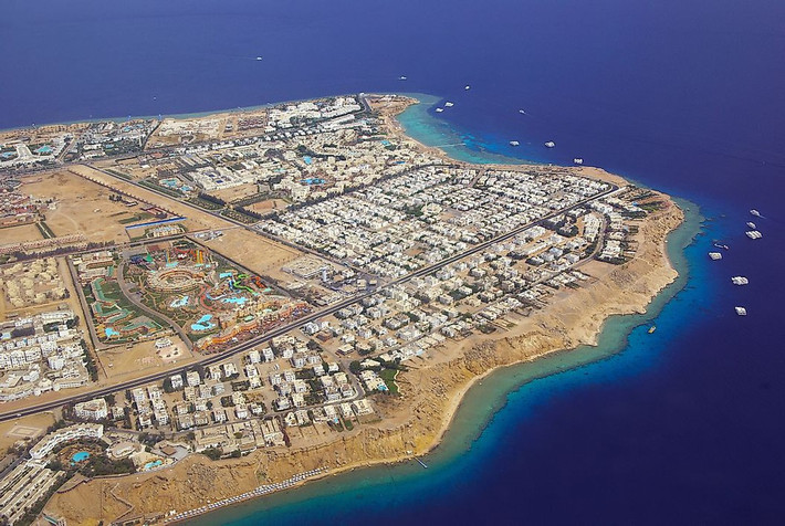 Thành phố Sharm El Sheikh của Ai Cập nằm ở cực nam của bán đảo Sinai ngoài khơi Biển Đỏ. Nơi đây tương đối đông dân cư với khoảng 73.000 người tính đến năm 2015. Thành phố đóng vai trò là trung tâm hành chính của tỉnh Nam Sinai. Cảnh quan đẹp, ấn tượng và kiểu thời tiết ấm áp ổn định đưa thành phố trở thành điểm nóng về du lịch. Du khách tới đây có thể tham gia các hoạt động thể thao dưới nước.