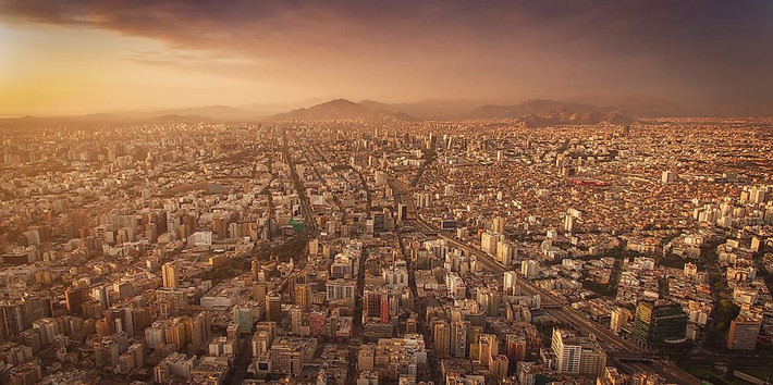 Lima là thủ đô và thành phố lớn nhất Peru. Giống tất cả thành phố nhộn nhịp khác trong danh sách này, nơi đây nằm trong một quần xã sinh vật sa mạc. Thành phố nhìn ra Thái Bình Dương, trong thung lũng của một số con sông gần đó. Dân số hơn 9 triệu người. Lima được coi là trung tâm hoạt động chính trị, văn hóa và tài chính lớn của đất nước.