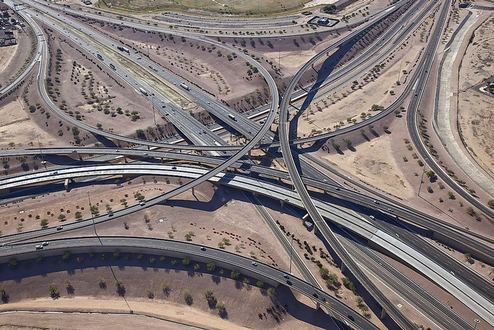 Quay trở lại Mỹ, Phoenix là thành phố đông dân nhất Arizona với hơn 1,5 triệu người sinh sống tính đến năm 2019. Điều này khiến nơi đây trở thành thành phố đông dân thứ 5 nước Mỹ. Hoạt động kinh tế trước đây chủ yếu là nông nghiệp với các mặt hàng bông, gia súc, cam quýt. Khi chiến tranh thế giới thứ hai kết thúc, các công ty công nghệ cao bắt đầu tiến vào thung lũng, dẫn đến dân số ở đây ngày càng đông đúc.