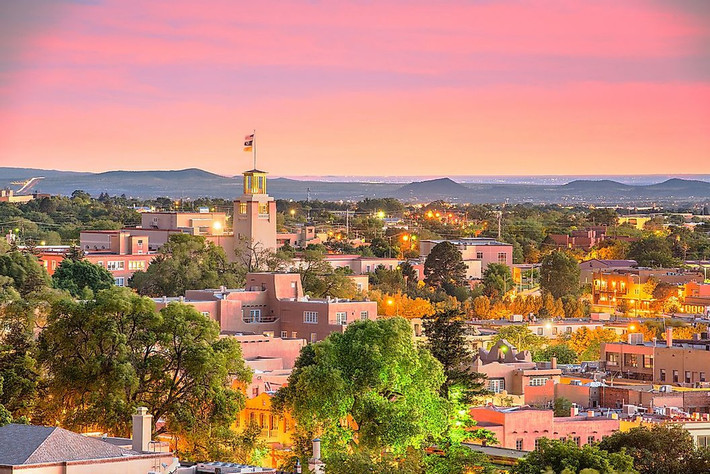 Santa Fe là thủ phủ của bang New Mexico (Mỹ). Đây là thành phố lớn thứ 4 trong bang với dân số năm 2019 là 84.683 người. Hình thành vào năm 1610, Santa Fe trở thành thủ phủ tiểu bang lâu đời nhất nước Mỹ. Nhiều người coi nơi đây là một trong những kho tàng nghệ thuật vĩ đại của thế giới vì có nhiều phòng trưng bày và tác phẩm. Những trải nghiệm văn hóa nổi bật là thưởng thức các món ăn độc đáo và xem biểu diễn âm nhạc.
