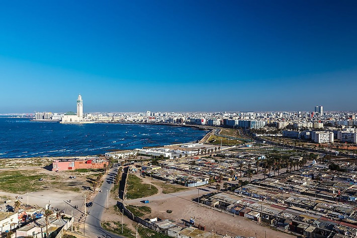 Thành phố lớn nhất ở Marocco, Casablanca, hút khách bởi khung cảnh lãng mạn với nhiều công trình kiến trúc phong phú và nhà thờ Hồi giáo lớn thứ 7 thế giới. Theo số liệu năm 2019, dân số trong khu vực đô thị của thành phố là 3,71 triệu người. Dù không phải thủ đô, thành phố này được coi là trung tâm kinh tế của Marocco.