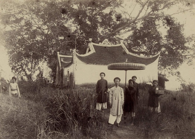 Tri phủ Đoan Hùng (sông Lô) và đoàn tùy tùng gồm lính mang lọng, lính mang ống điếu và nho sĩ.