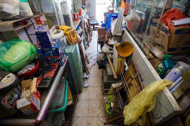 Căn nhà ngổn ngang toàn đồ đạc và hàng hóa điện tử.