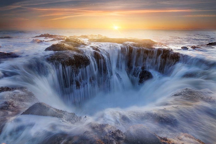 Giếng Thor, Oregon: Chỉ cách thành phố Eugene 2 giờ lái xe, Giếng Thor tọa lạc trong rừng quốc gia Siuslaw, là hố sụt do thủy triều mạnh. Dòng xoáy tự nhiên trông như một cái hố không đáy, tuy nhiên nó chỉ sâu 6,1 m. Khi thủy triều lên cao, sóng nước tràn vào lấp đầy hố, sau đó trào ra ngoài, bắn lên tung tóe. Đồng thời, nước chảy ngược vào, khiến cho hố trông như đang không ngừng rút cạn nước biển.