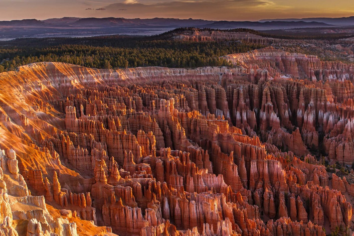Vườn quốc gia Bryce Canyon, Utah: Điểm đặc trưng chính của vườn quốc gia này của nước Mỹ là hẻm núi Bryce với khu vực thành tạo đá ngoạn mục. Để chiêm ngưỡng cảnh quan ấn tượng, bạn có thể đứng tại Sunset Point, một trong những điểm nổi tiếng cung cấp tầm nhìn toàn cảnh ra các cột đá màu đỏ, vàng và cam.