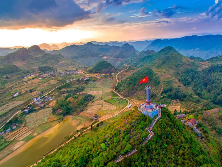 Trên dải đất liền nước ta, điểm cực Bắc nằm ở xã Lũng Cú, huyện Đồng Văn, tỉnh Hà Giang; điểm cực Nam nằm ở xã Đất Mũi, huyện Ngọc Hiển, tỉnh Cà Mau. Đến những địa phương này, du khách không thể không check-in với cột cờ Lũng Cú hay biểu tượng con tàu Mũi Cà Mau. Ảnh: Ngô Huy Hòa.