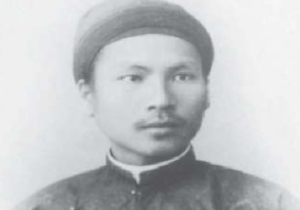 Theo sách “Chín đời chúa mười ba đời vua triều Nguyễn”, trong thời gian bị lưu đày ở Algeria, vua Hàm Nghi đã làm quen bộ môn hội họa, trở thành họa sĩ giỏi. Tranh của ông từng được mang sang triển lãm tại Pháp, về sau được đấu giá lên tới hơn 8.000 euro.