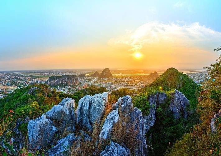 Theo "Địa chí Đà Nẵng", núi Non Nước là địa danh nổi tiếng bậc nhất của thành phố Đà Nẵng. Nơi đây là tập hợp của 5 ngọn núi với tên gọi ngũ hành gồm: Kim, Mộc, Thủy, Hỏa, Thổ. Núi Non Nước đã được công nhận là Di tích Lịch sử Văn hóa cấp Quốc gia năm 1990.