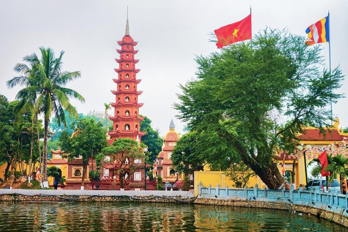 Bảo tháp lục độ đài sen là một điểm nhấn nổi bật ở chùa Trấn Quốc. Công trình gồm 11 tầng, cao 15 m, mỗi tầng tháp gồm 6 ô cửa vòm, đặt tượng Phật A Di Đà bằng đá quý, đỉnh tháp có 9 tầng đài sen. Ảnh: Roman Babakin.