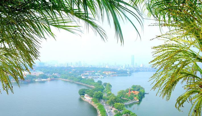 Hồ Tây ở Hà Nội còn gọi là hồ Kim Ngưu, tức Trâu Vàng. Theo Cổng TTĐT Hà Nội, trong những lý giải khác nhau cho tên hồ có truyền thuyết về Thiền sư Nguyễn Minh Không, Quốc sư triều Lý, người đã đúc chuông lớn bằng đồng đen lấy về từ phương Bắc. Tiếng chuông vang vọng khiến con trâu vàng từ bên đó chạy sang tìm mẹ, làm đất sụt xuống thành hồ lớn, sau gọi là hồ Kim Ngưu, tức hồ Tây ngày nay. Ảnh: Giang Trịnh.