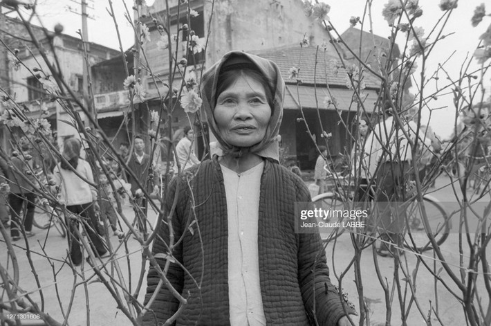Bức ảnh đen trắng về cái Tết năm 1976 ở Hà Nội. Ảnh: Jean-Claude LABBE.