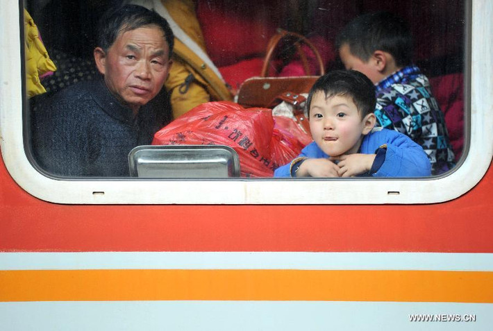 Cậu bé háo hức trước chuyến về quê lần này.