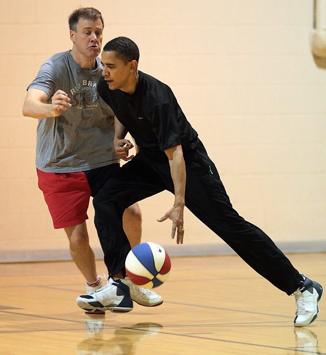 Tổng thống Obama chơi bóng rổ khá cừ.