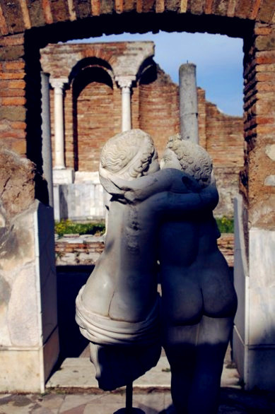 Đây được coi là phiên bản gốc của bức tượng mô tả cảnh hôn nhau giữa Cupid và Psyche. Công trình này được phát hiện ở khu vực khảo cổ Osita Antica và có niên đại từ thế kỷ 4 TCN.