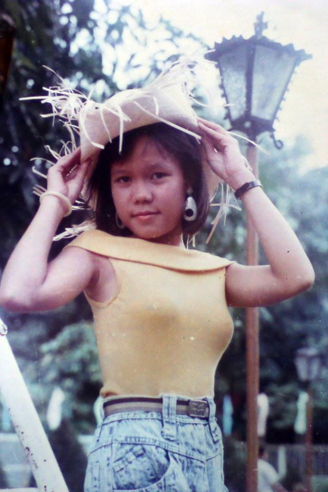 Đây không phải lần đầu Việt Hương khoe ảnh quá khứ với người hâm mộ. Một số hình ảnh được danh hài chia sẻ trước đó khiến dân mạng thích thú, cho rằng Việt Hương không có vẻ đẹp xuất chúng, nhưng sở hữu nét duyên trời phú, góp phần tạo nên sự nghiệp rực rỡ sau này.
