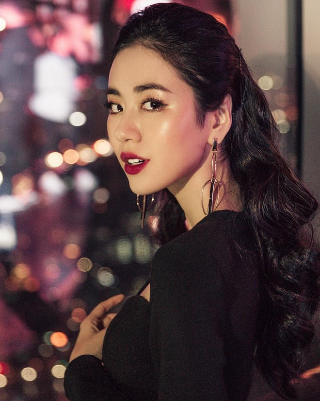 Cuối tháng 4, Mai Vân Trang được nhiều dân mạng chú ý khi hóa thân thành nhân vật Tấm trong MV Anh ơi ở lại (Chi Pu). 9X được nhận xét sở hữu vẻ đẹp nhẹ nhàng, nữ tính, phù hợp với vai diễn.