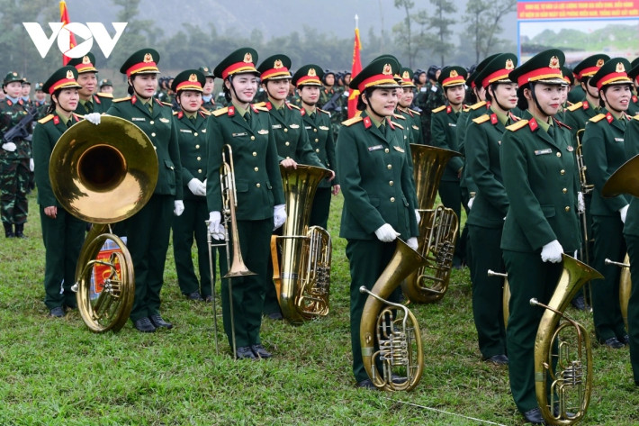 Khối nữ quân nhạc là những người mang trang bị có trọng lượng nặng nhất khi tham gia diễu binh, diễu hành. Trong đó, chiến sĩ hàng cuối mang chiếc kèn đồng nặng tới 19kg.