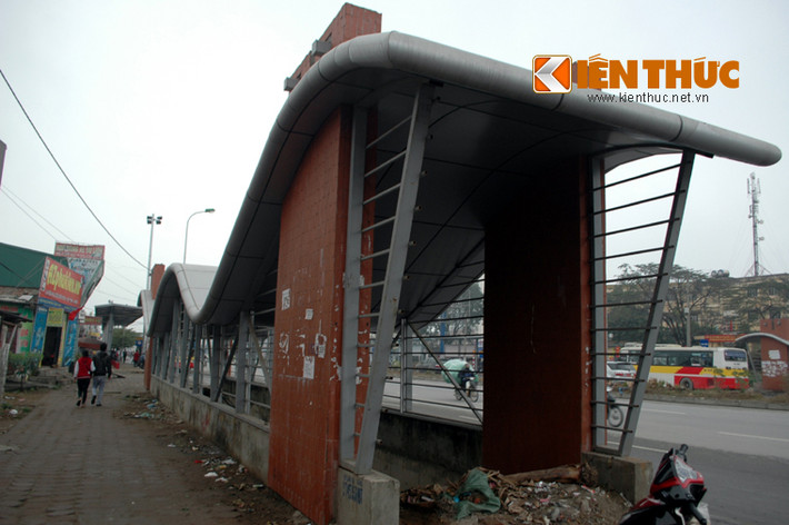 Nhìn từ phía ngoài, đường hầm dành cho người đi bộ bên đường 32 đoạn qua Nhổn - Cầu Diễn, huyện Từ Liêm khá bắt mắt...
