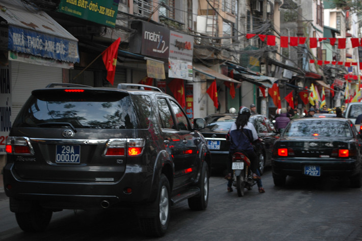 Đã có lệnh cấm xe công không được đi lễ hội, chùa chiền, nhưng tại lễ hội gò Đống Đa hôm qua (4/2), hàng loạt chiếc xe biển xanh trẩy hội.
