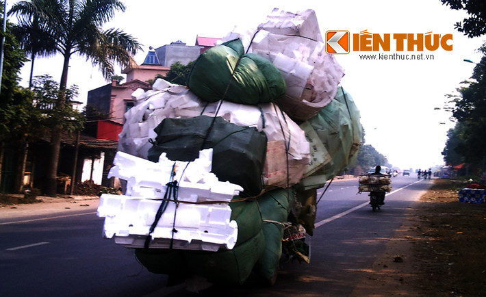 Lái xe bị "nuốt chửng".