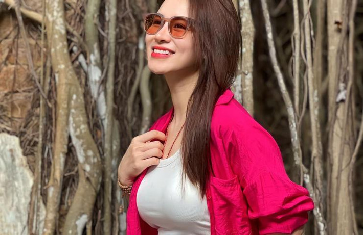 ô chia sẻ: "Tinh thần chính là liều thuốc vô cùng quan trọng, hữu hiệu, giúp cho một người phụ nữ tươi trẻ, thậm chí là lão hóa ngược. Tuy nhiên, trong cuộc sống, bạn sẽ không thể tránh khỏi những lúc gặp trục trặc, có chuyện buồn nhưng tôi luôn cố gắng để cân bằng mọi thứ trong cuộc sống, giữ tinh thần lạc quan, vui vẻ và yêu thương bản thân".