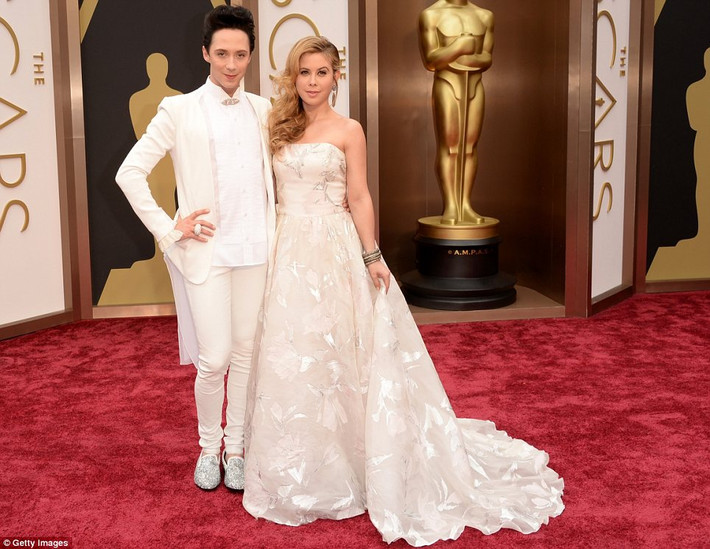 Nam vận động viên Olympic đồng tính Johnny Weir (trái) sánh bước trên thảm đỏ cùng người đẹp Tara Lipinski.