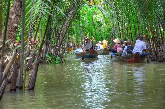 Cù lao Thới Sơn nằm trên sông Tiền, còn gọi là cồn Thới Sơn, nay thuộc xã Thới Sơn, thành phố Mỹ Tho của tỉnh Tiền Giang. Cù lao Thới Sơn là danh thắng du lịch nổi tiếng ở miền Tây, mang đậm đặc trưng vùng sông nước, bao gồm 4 cồn: Lân, ly, quy, phụng.