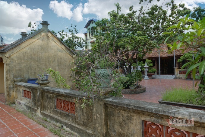 Hàng rào nhuốm màu thời gian bao quanh khuôn viên nhà cổ. Ông Thắng thông tin, việc cơi nới, sửa chữa nhà từ đường đều được làm theo nguyên tắc và quy định của pháp luật về bảo tồn Di tích lịch sử - văn hóa. Các hạng mục được con cháu bàn bạc rồi làm đề xuất trình lên cơ quan có thẩm quyền.