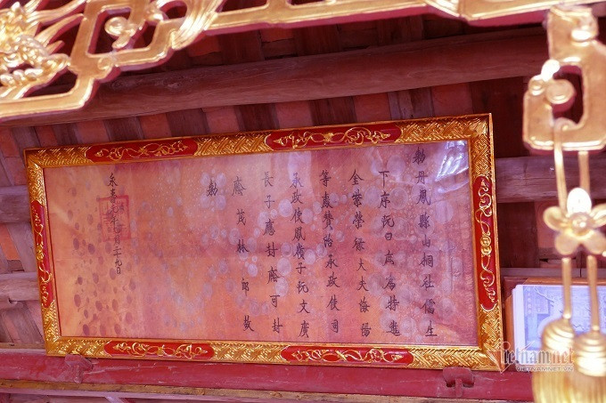 Một đạo sắc phong của vua ban cho Thượng thư Nguyễn Viết Thứ (1644-1692) treo trang trọng trong gian tiếp khách.