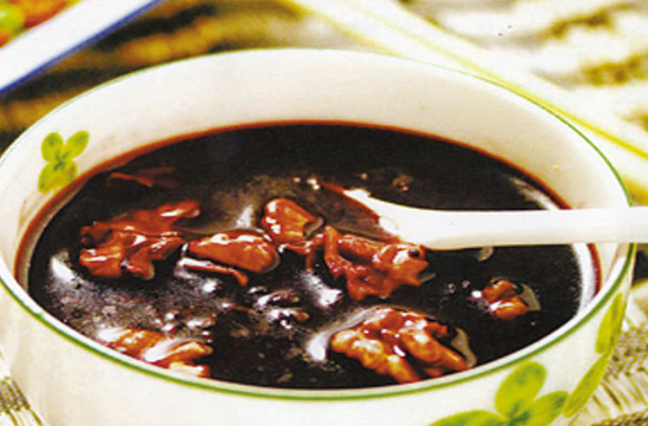 Cháo mè đen. Mè đen 50 gram, hà thủ ô 30-60 gram, gạo tẻ 150 gram, đường phên, tất cả cho vào ninh mềm thành cháo có tác dụng bổ huyết rất tốt.