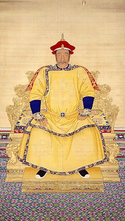 “Huyền long” thấy thầy phong thủy không đuổi theo mình nữa bèn hạ xuống một cây cổ thụ nằm nghỉ ngơi đợi chân long thiên tử đến. Đúng lúc này Nỗ Nhĩ Cáp Xích bị bộ lạc khác đuổi giết nên chạy từ trên núi Trường Bạch xuống . Ông ta mang theo tro cốt của tổ phụ trốn men theo núi Trường Bạch xuống và muốn tìm một chỗ nghỉ chân. Ảnh chân dung Nỗ Nhĩ Cáp Xích.
