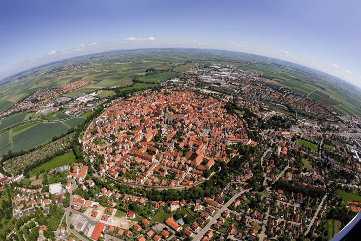 Theo World Atlas, Bavaria là bang nằm ở cực nam nước Đức, có diện tích tự nhiên lớn nhất nước với hơn 70.000 km2, dân số hơn 12 triệu người.