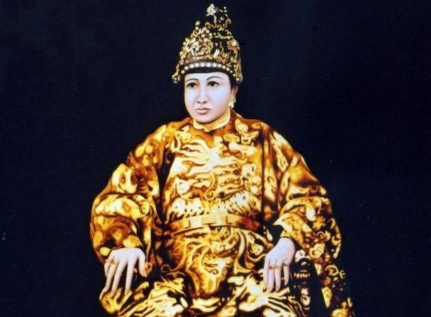 Nghi Thiên Chương Hoàng hậu, thường được biết đến với tôn hiệu Từ Dụ hoàng thái hậu, hay Nghi Thiên Thái hoàng thái hậu, Từ Dụ Bác Huệ Khang Thọ Thái thái hoàng thái hậu. Bà là vợ của vua Thiệu Trị, mẹ vua Tự Đức. Đức Từ Dụ (Từ Dũ) nổi tiếng là người phụ nữ đoan chính, xứng đáng là mẫu nghi thiên hạ, được nhân dân Huế xem trọng.