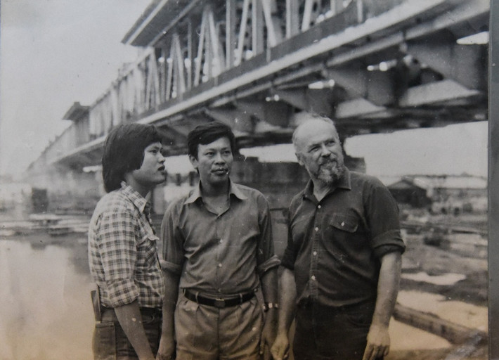 br/> Trước nguy cơ dự án bị đình trệ, năm 1978, Liên Xô đã viện trợ không hoàn lại để xây dựng cầu Thăng Long. Từ phải qua trái là ông E. Jelnin (bên phải), Trưởng đoàn chuyên gia Liên Xô; ông Hoàng Minh Chúc (đứng giữa), Tổng giám đốc Xí nghiệp Liên hợp cầu Thăng Long và ông Nguyễn Văn Ất (bên trái), kỹ sư tốt nghiệp Đại học Xây dựng Kharcov, phiên dịch viên.