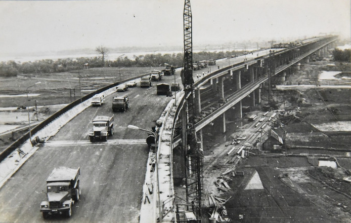 Kỹ sư Nguyễn Văn Ất tốt nghiệp Đại học Xây dựng Kharcov, Ukraina (Liên Xô cũ) năm 1979. Năm 1980, ông về công tác tại Bộ GTVT và làm cán bộ phiên dịch cho đoàn chuyên gia Liên Xô tại dự án xây dựng cầu Thăng Long (Hà Nội) cho đến khi công trình hoàn thành. Trong suốt quá trình công tác tại dự án, kỹ sư Nguyễn Văn Ất cẩn thận lưu trữ nhiều tư liệu quý liên quan đến cầu Thăng Long, bao gồm các ảnh chụp, hồ sơ thiết kế, sổ ghi chép, biên bản nghiệm thu công trình.