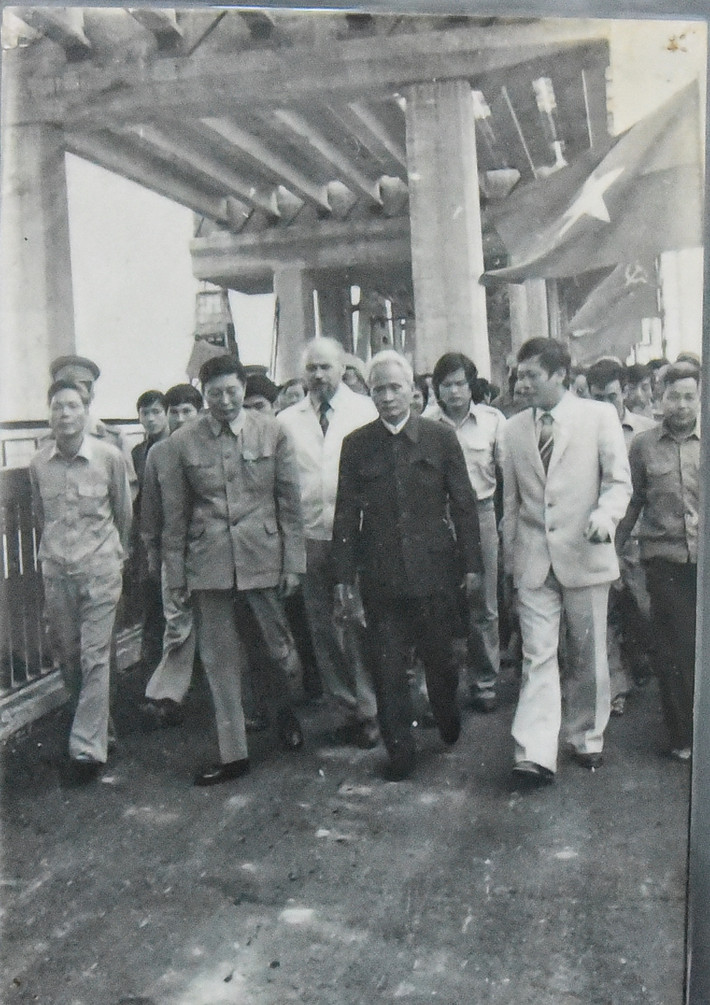 Thủ tướng Phạm Văn Đồng (áo đen, thứ 3 từ trái sang), Phó thủ tướng kiêm Bộ trưởng GTVT Đồng Sĩ Nguyên (thứ 2 từ trái sang) và các chuyên gia Liên Xô tham quan công trường vào ngày 5/11/1983.