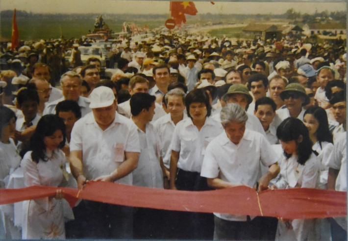 br/> Ngày 9/5/1985, người dân hai bờ sông Hồng thuộc huyện Đông Anh và Từ Liêm đón sự kiện trọng đại: Khánh thành và thông xe cầu Thăng Long. Trong ảnh là Phó chủ tịch Hội đồng bộ trưởng Đỗ Mười và Đại sứ Liên Xô tại lễ cắt băng khánh thành cây cầu.