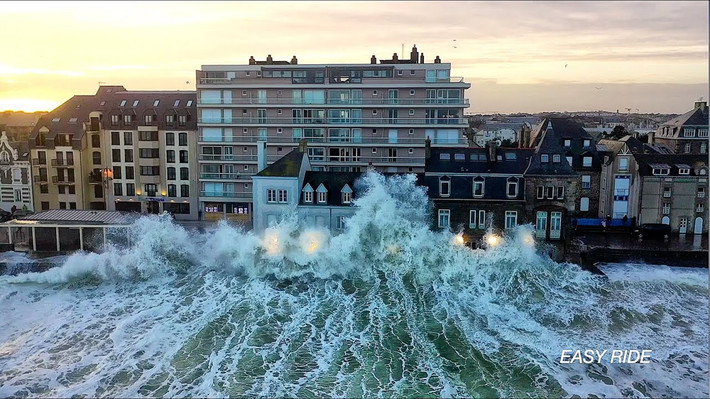 Saint Malo cũng nổi tiếng là nơi nhận những đợt thủy triều lớn nhất châu Âu. Các đợt thủy triều thường diễn ra từ tháng 3 đến tháng 9 hàng năm, du khách may mắn có thể chiêm ngưỡng những đợt sóng cao hơn tòa nhà 3 tầng. Ảnh: Easy ride.