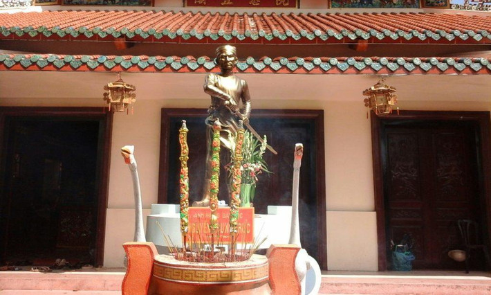 Ông là con trưởng trong gia đình có tám anh em. Lúc nhỏ, ông hiếu động, thích học võ, lớn lên là người khỏe mạnh, giỏi võ nghệ, can đảm, mưu lược.