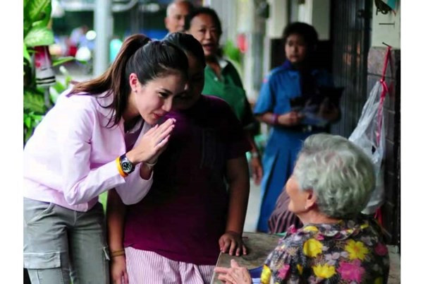 Theo một số người thì lý do là vì trước đó cô đã từng phát biểu đại ý rằng những người ít học thì biết gì mà bỏ phiếu, mặc dù cô từng tung hô Đảng Dân chủ của mình là Đảng thực sự dân chủ vì không có các nhà tài phiệt.