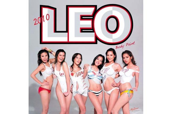 Từ năm 2009, Chitpas đã là thư ký của Bộ trưởng ICT – dù không ai biết làm cách nào mà cô ta leo lên được vị trí đó. Đồng thời cô cũng đã từng là một nhân viên trong văn phòng thư kí của thủ tướng vào năm 23 tuổi, nhưng đã phải rời nhiệm sở vì mang 2 thùng lịch tới nơi làm việc và phát cho mọi người.