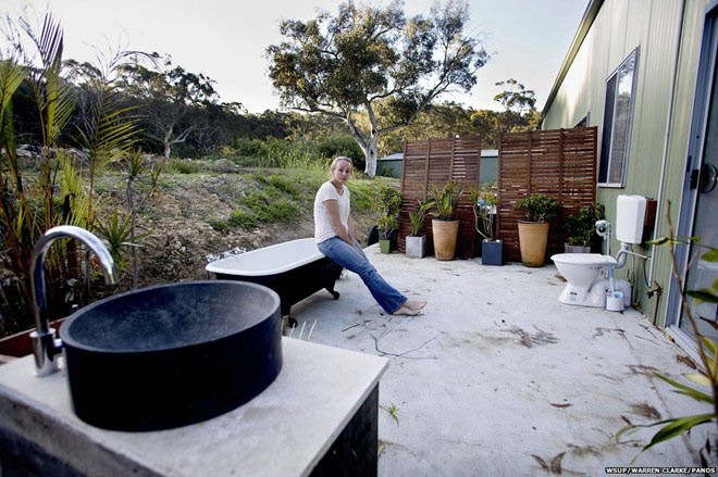Renee, một nghệ sĩ tại Australia, đã rời ngôi nhà cũ ở khu vực ngoại ô đông dân cư của Sydney để tận hưởng một cuộc sống yên tĩnh trong ngôi nhà với những bụi cây bao quanh tại một vùng quê phía bắc của thành phố. Renee đã xây một nhà kho trên 10 mẫu đất với nhà vệ sinh ở bên ngoài. Mặc dù cô không quan tâm đến sự riêng tư khi sử dụng nó nhưng những người láng giềng tỏ ra khó chịu về hành động này.