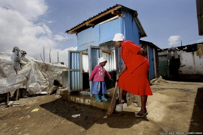 Eunice là một trong những người đồng sáng lập của Học viện trong Kasarani Naivasha ở Kenya. Bà cho biết, trước đây, 250 học sinh sử dụng chung hai nhà vệ sinh. Ngoài ra, các giáo viên cũng cho phép những người thuê nhà thuộc hộ nghèo dùng chúng. Vì thế, Eunice và chồng bà, Paul, đã đầu tư xây dựng các nhà vệ sinh thân thiện với trẻ. Hệ thống vệ sinh với mô hình cửa nhỏ chỉ phù hợp với cơ thể của những học sinh, không cho phép người lớn sử dụng, đã hoạt động hiệu quả. "Nhiều phụ huynh đã ghi tên con mình lên cửa vì những nhà vệ sinh thân thiện này chỉ dành riêng cho con của họ", bà nói.