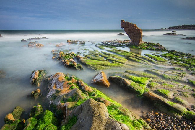 Hình dạng và màu sắc độc đáo của đá nơi đây trở thành một điểm thu hút du khách vì không chỉ đơn thuần một màu đen hay xám mà có nhiều màu sắc khác nhau, như: nâu, vàng, tím, xanh lam, trắng…với những đường vân rất đẹp. Dưới những đợt sóng và ánh nắng, cả bãi đá ánh lên những gam màu lung linh như những viên ngọc thuần khiết nhất.