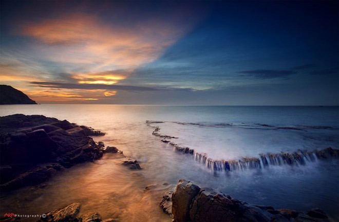 5. Bãi Hang Rái - Ninh Thuận. Nằm ở phía Nam của vịnh Vĩnh Hy, cách thành phố Phan Rang chừng 35 km, bãi Hang Rái giống như “một nàng công chúa đang ngủ yên” giữa các địa danh nổi tiếng thuộc tỉnh Ninh Thuận đang chờ người đến “đánh thức”. Bãi Hang Rái không chỉ có địa thế núi chắn sóng, chất chồng lên nhau tạo nên những hang động đẹp mắt mà còn là khu vực sinh sống của loài rái cá.